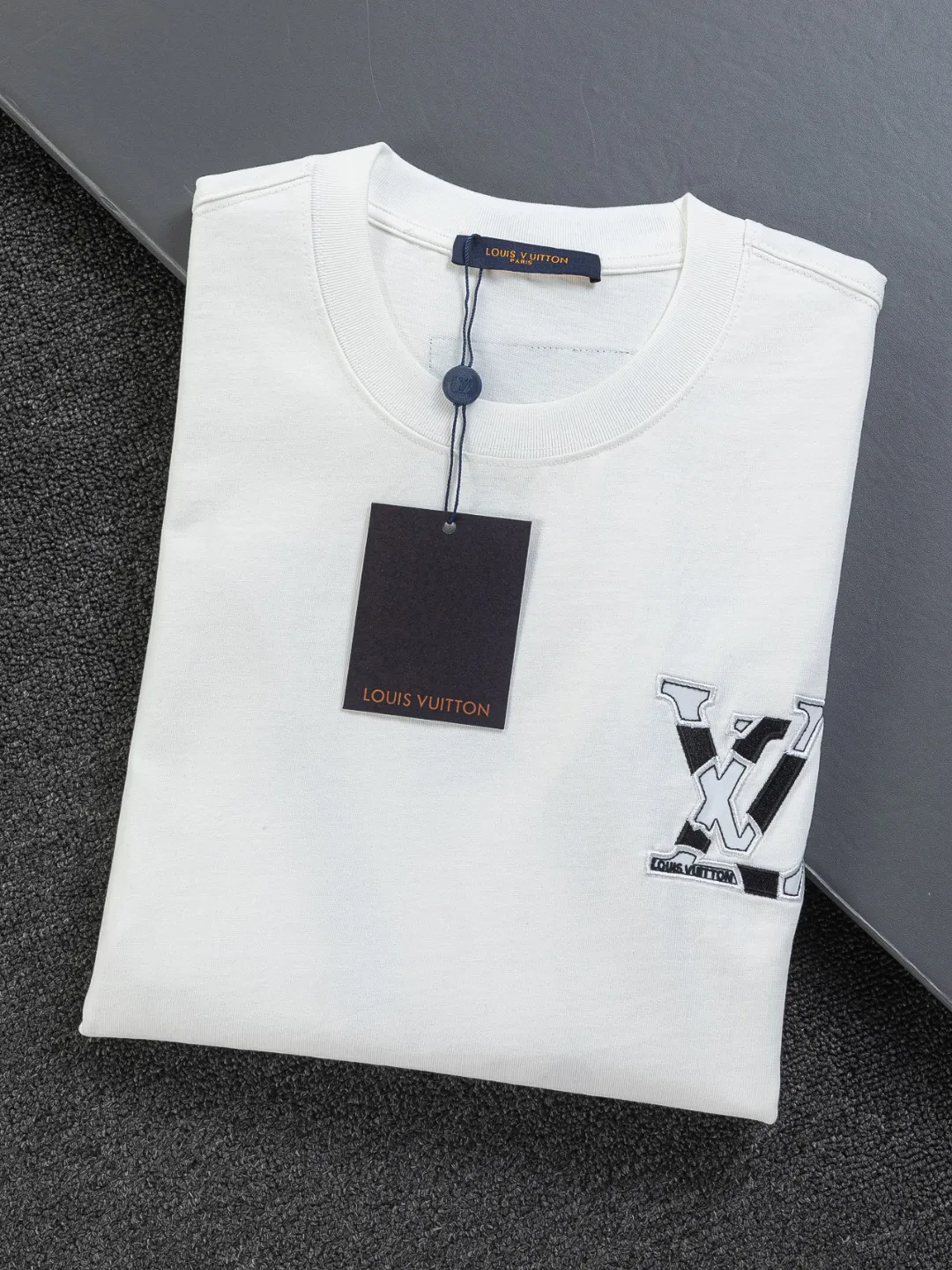 🅿️190 Louis Vuitton 1V LV lv slightly wide version S-XL LV 26ss new products are available at the counter simultaneously. Multiple craftsmanship. Chest patch letter 🪡 embroidery. Back patch letter large logo 🪡 embroidery. Round neck short-sleeved T-shirt, same style for men and women! Consigned to one-to-one creation. Synchronized with the official website, pure cotton fabrics at the counter! It is close to the skin and comfortable, durable and easy to wear. It has a classic and simple logo design and meticulous original craftsmanship. Short-sleeves, a must-have item for men, do not appear to be the same for the general public, but must be unique and eye-catching. This LV short-sleeve is all about quality, comfort, the same shape and fashion as always, including fabrics and cutting techniques. All of them have been made with great effort! 320 grams of washed pure cotton fabric, pure cotton is breathable, very refreshing and comfortable for daily wear. The rib knitting on the neckline is smooth and tight, and the neckline will not be skewed if you toss it at will. The loose version, you will find that it looks really good on the upper body. The overall is minimalist and neat, super versatile for daily use! Pair it casually with a pair of pants for a youthful look. A T-shirt will make your outfit crazy. It is a fashionable item that can never go wrong! Color: Black White Size: S-XL Size chart: S: Shoulder width 50-Bust 56-Length 70 M: Shoulder width 52-Bust 57-Length 72 L: Shoulder width 54-Bust 59-Length 74 XL: Shoulder width 56-Bust 62-Length 76